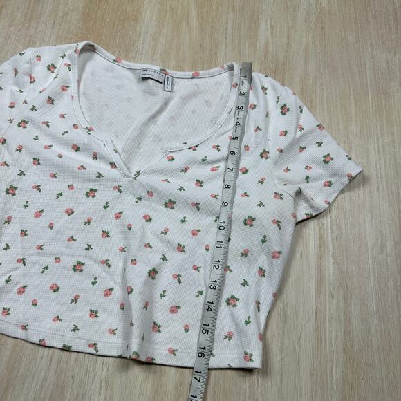 ASOS Design White Strawberry Floral Print Crop Top Short Sleeve V Neck Y2K 12 - Picture 5 of 10